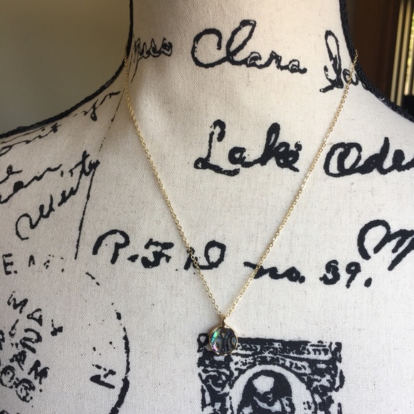 SOLD OUT - 🎉4xHP🎉Dainty Abalone Necklaces - Picture 3 of 7